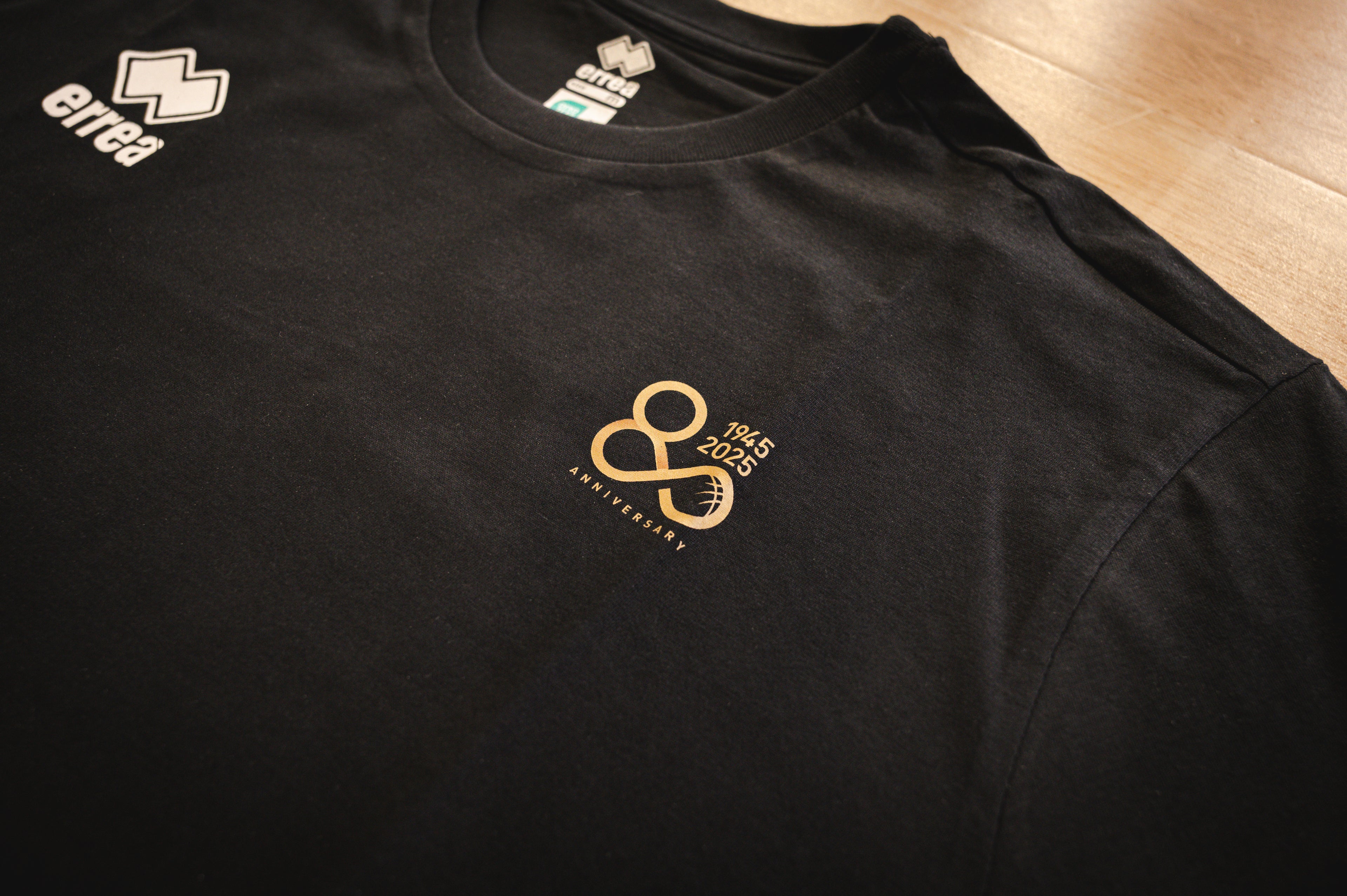 Black T-shirt (25/26)
