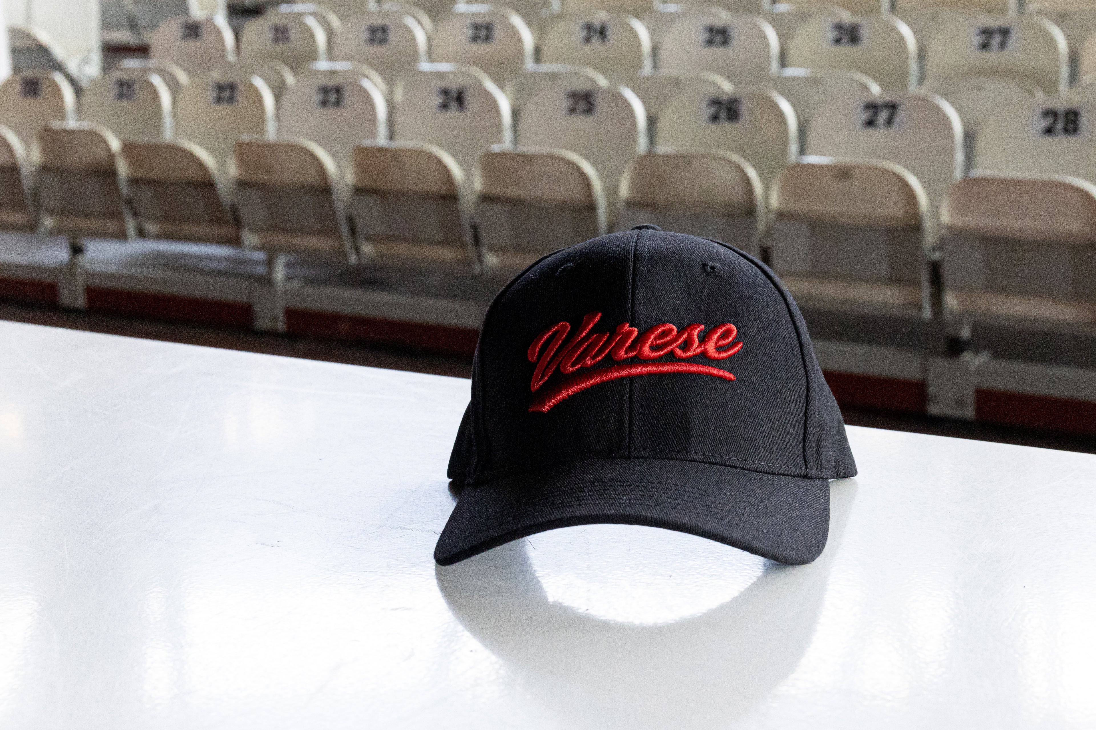 Cappellino Varese corsivo